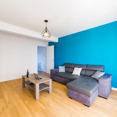 T4, Hyper Spacieux 3 Chambres! Parking Securise Prive Appartamento