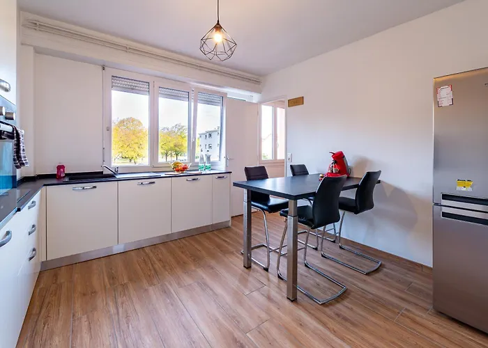 5 Lits, T4, 3 Chambres, 100M2, Free Parking, Spacieux Lägenhet *