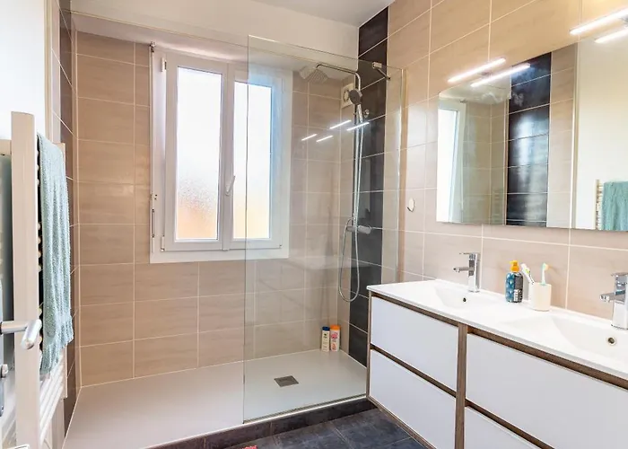 Lägenhet 5 Lits, T4, 3 Chambres, 100M2, Free Parking, Spacieux